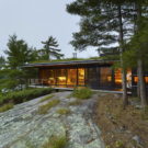 Домик у залива (Go Home Bay Cabin) в Канаде от Ian MacDonald Architect.