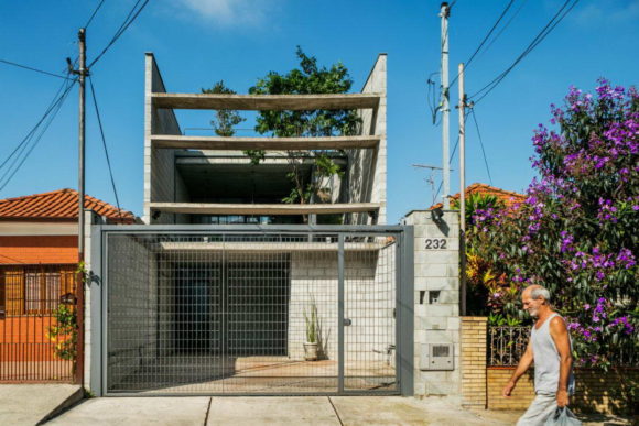 Загородный дом на узком участке в Бразилии
