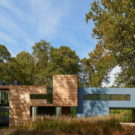 Дом на холме (Mohican Hills House) в США от Robert Gurney Architect.