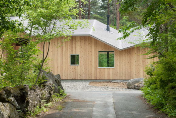 Дом с крышей-навесом (Shed Roof House) в Японии от Hiroki Tominaga-Atelier.