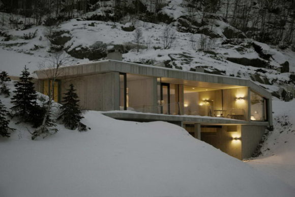 Бетонный дом на склоне горы в Норвегии