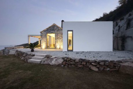 Дом на высоком берегу в Греции