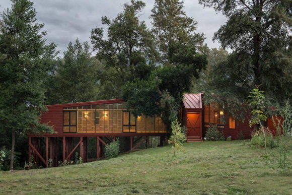 Лесной дом на склоне у озера в Чили