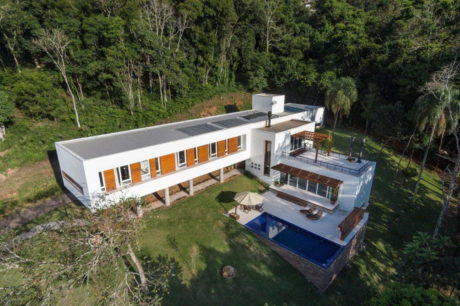 Дом на склоне в Бразилии