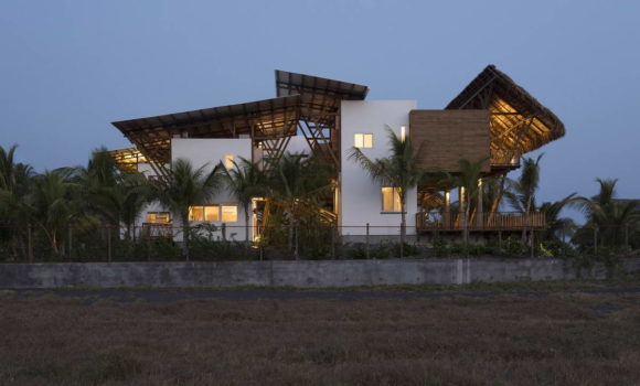 Пляжный дом (Guatemala Beach House) в Гватемале от Christian Ochaita и Roberto Galvez.