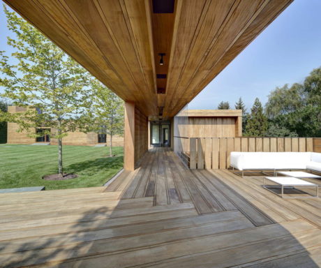 Деревянный дом в террасами в США