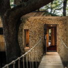 Дом дровосека на дереве (Woodmans Treehouse) в Англии от Mallinson Ltd и BEaM studio.