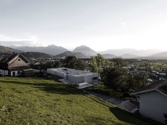 Бетонный минималистский дом в Австрии
