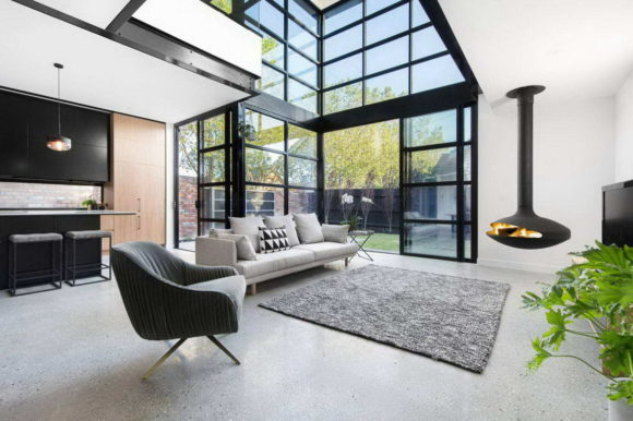 Этот потрясающий дом в пригороде Мельбурна интересен прежде всего функциональной архитектурой (как в целом, так и фасадов) и эффектным сочетанием материалов (кирпич, стекло и металл).