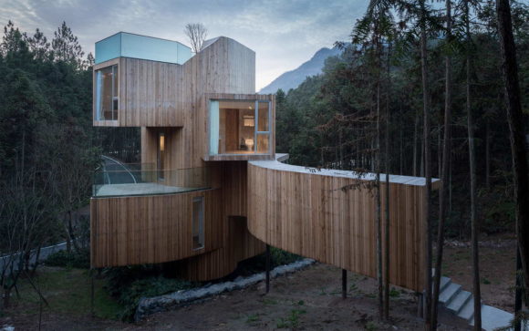 Дом-дерево (The Qiyun Mountain Tree House) в Китае от Bengo Studio.
