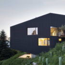 Чёрный дом на склоне в Австрии
