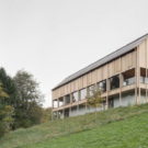 Дом в лесу (Haus am Sturcher Wald) в Австрии от Bernardo Bader Architects.