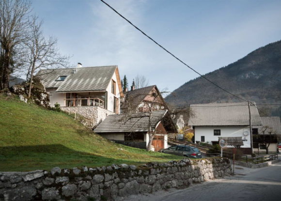 Дом в альпийской деревне (House in Alpine village) в Словении от Skupaj Arhitekti