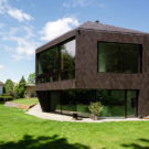 Дом у леса (Forest House) в Швейцарии от Daluz Gonzalez Architekten.