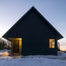 Дом «Чёрные фронтоны» (Black Gables) в Канаде от Omar Gandhi Architect.