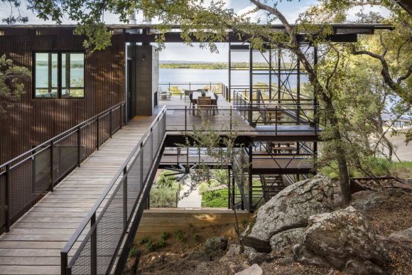 Дом у озера (Blue Lake Retreat) в США от Lake|Flato Architects.