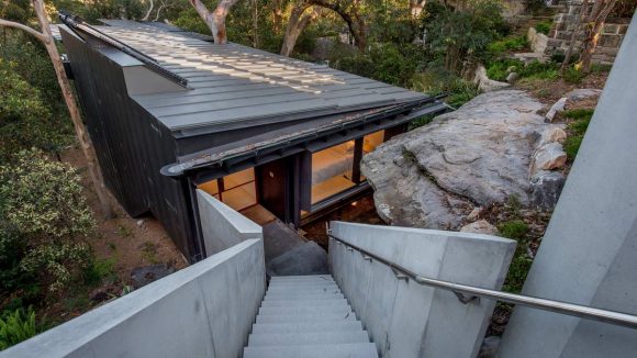 Дом у скалы в Австралии
