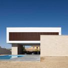 Л дом (L House) в Испании от g2t Arquitectos.