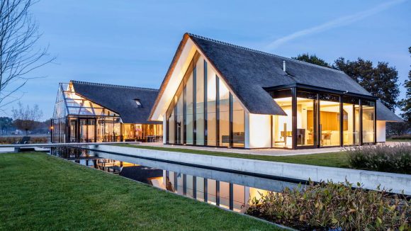 Дом с соломенной крышей в Голландии