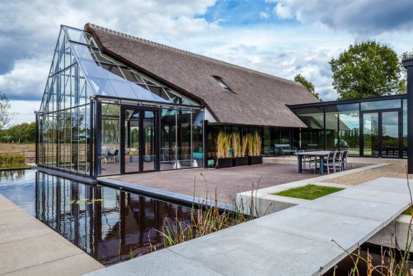 Дом с соломенной крышей в Голландии