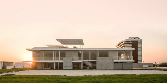 Пляжный дом (Beach House) в Перу от Chetecortes Architects.