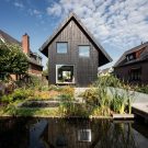 Чёрный деревянный дом в Голландии