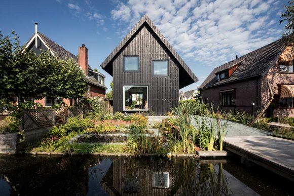 Чёрный деревянный дом в Голландии