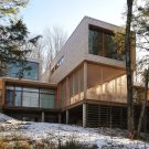 Дом в лесу у озера (Maison dans la foret pres du lac) в Канаде от Atelier Pierre Thibault.