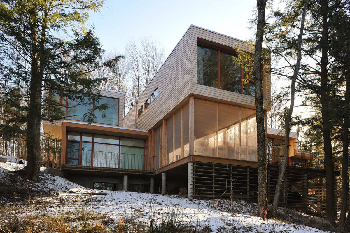 Дом в лесу у озера (Maison dans la foret pres du lac) в Канаде от Atelier Pierre Thibault.