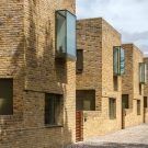 Дома «Конюшни Мурена» (Moray Mews Houses) в Англии от Peter Barber Architects.