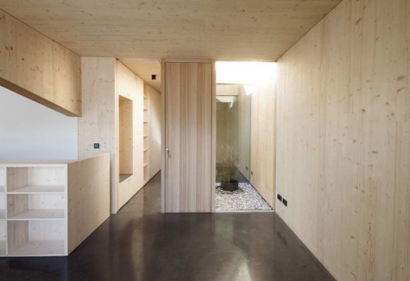 Ремонт квартиры в итальянских Альпах (Refurbishment of an Apartment in the Italian Alps) в Италии от Philipp Kammerer.