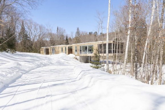 Просторный дом (Spacious House) в Канаде от Atelier Pierre Thibault.