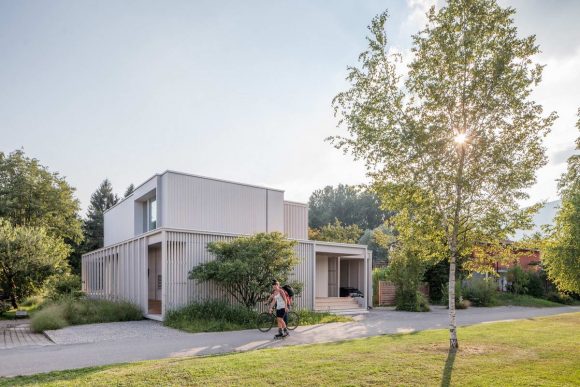 Дом на берегу Озера Биль (House at Lake Biel) в Швейцарии от Markus Schietsch Architekten.