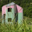 Швейцарский Дом ХХХІІ Росса (Swisshouse XXXII Rossa) в Швейцарии от Daniel Buren и Davide Macullo.