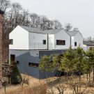 Дом с тройной крышей (Three-Roof House) в Южной Корее от PLAIN WORKS.