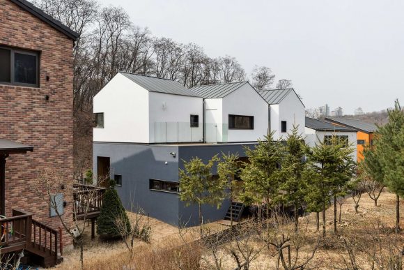 Дом с тройной крышей (Three-Roof House) в Южной Корее от PLAIN WORKS.