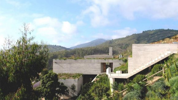 Бетонный дом на склоне в Чили