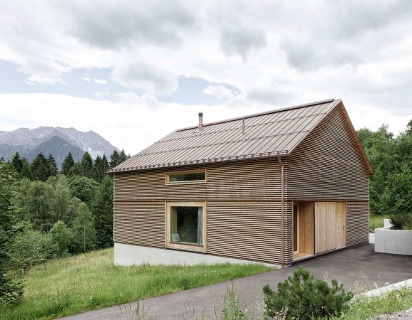 Деревянный дом на склоне в Австрии
