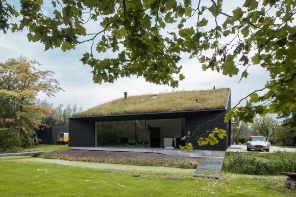 Чёрный дом с зелёной крышей в Голландии