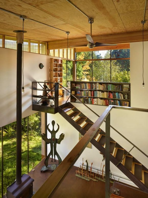 Этот небольшой лесной домик предназначен для загородной студии художника в тихом лесном районе.