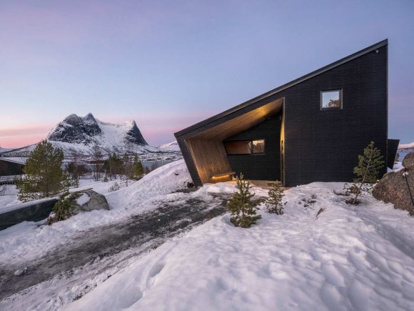 Стеклянный дом на скалах Норвегии