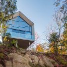 Дом на скале в Канаде от MU Architecture.