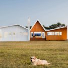 Сельский дом на холме в США от Miro Rivera Architects.