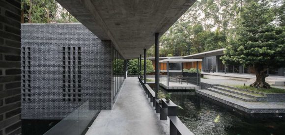 Дом с двором и верандой в Китае от O-office Architects.