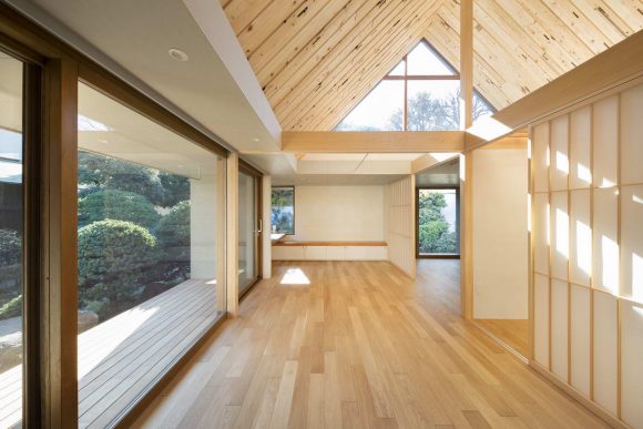 Дом с двухскатной крышей в Японии от Hiroki Tominaga-Atelier.