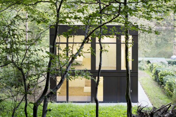 Дом у озера в Германии от mvm+starke architekten.