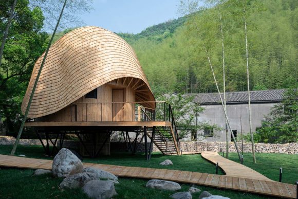 Дом с необычной крышей в Китае