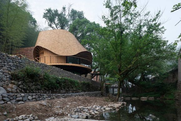 Дом с необычной крышей в Китае