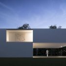Дом у озера в Испании от Fran Silvestre Arquitectos.