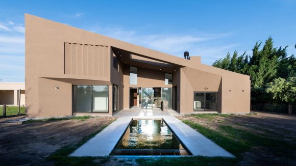 Дом с односкатной крышей Аргентине от Ambroggio arquitectos.
